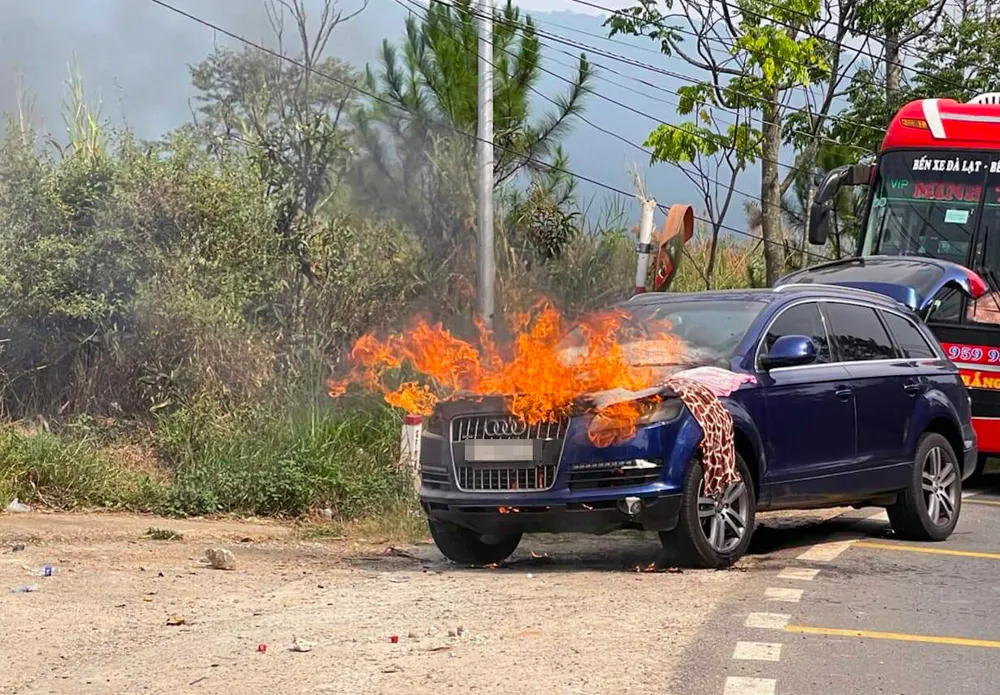 Hiện trường vụ cháy xe trên đèo Mimosa Hiện trường vụ cháy xe trên đèo Mimosa