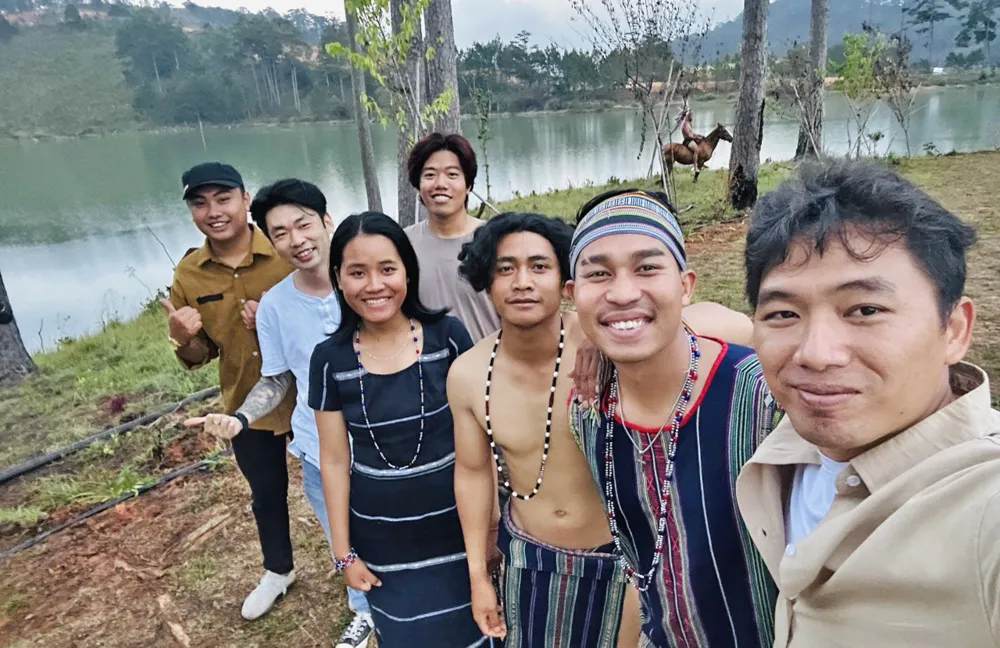 Các hoạt động du lịch cộng đồng giao lưu với người dân tộc bản địa được đẩy mạnh tại Đà Lạt và vùng phụ cận. Ảnh: Du khách chụp hình chung với nhóm các bạn trẻ người K’Ho tại xã Đạ Nhim, huyện Lạc Dương