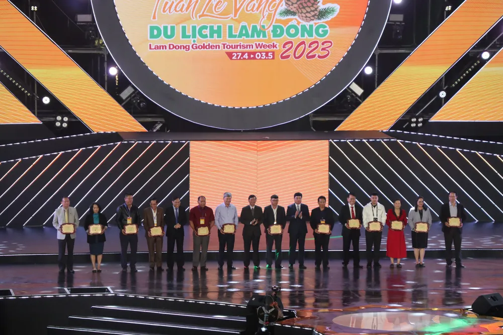 Lãnh đạo tỉnh Lâm Đồng trao bảng vàng cảm ơn các đơn vị tài trợ, đồng hành với Tuần lễ vàng Du lịch Lâm Đồng