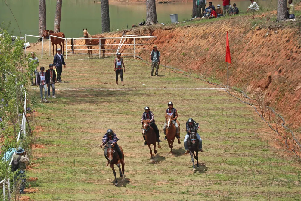 Các ngựa đua tạo sự hấp dẫn ngay từ những mét đầu xuất phát. Ảnh: ĐOÀN KIÊN