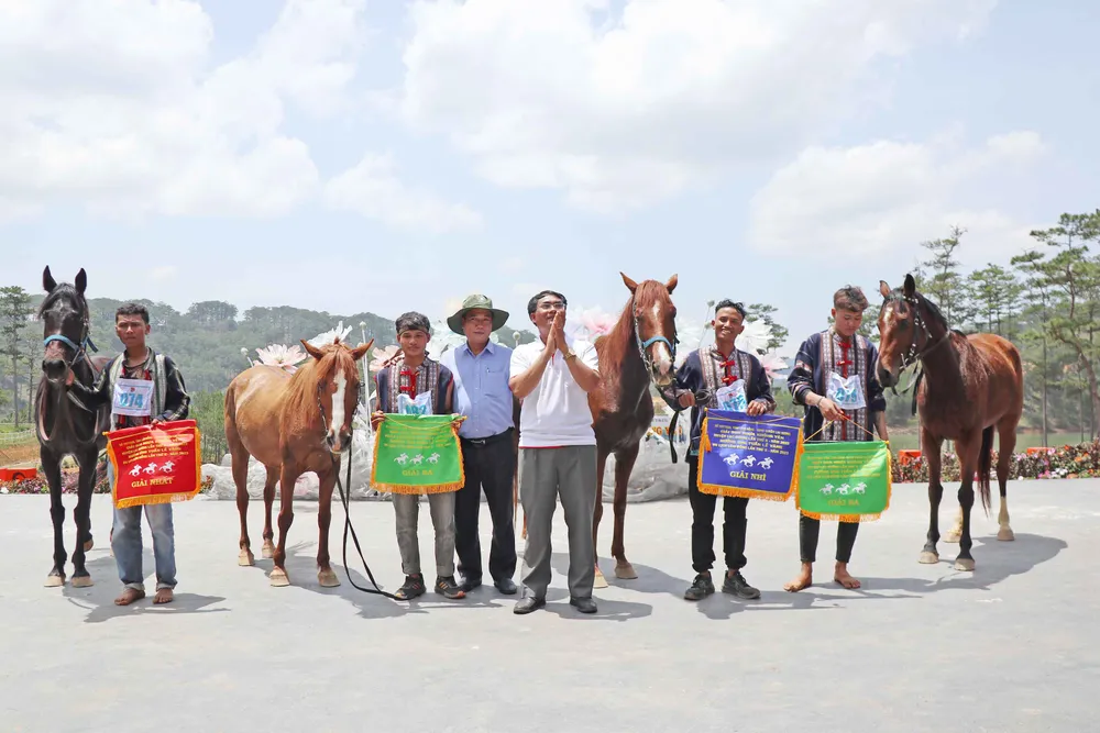 Sau các vòng thi đấu, ban tổ chức đã trao giải nhất, nhì, ba, khuyến khích cho 4 con ngựa và nài ngựa xuất sắc nhất. Ảnh: ĐOÀN KIÊN