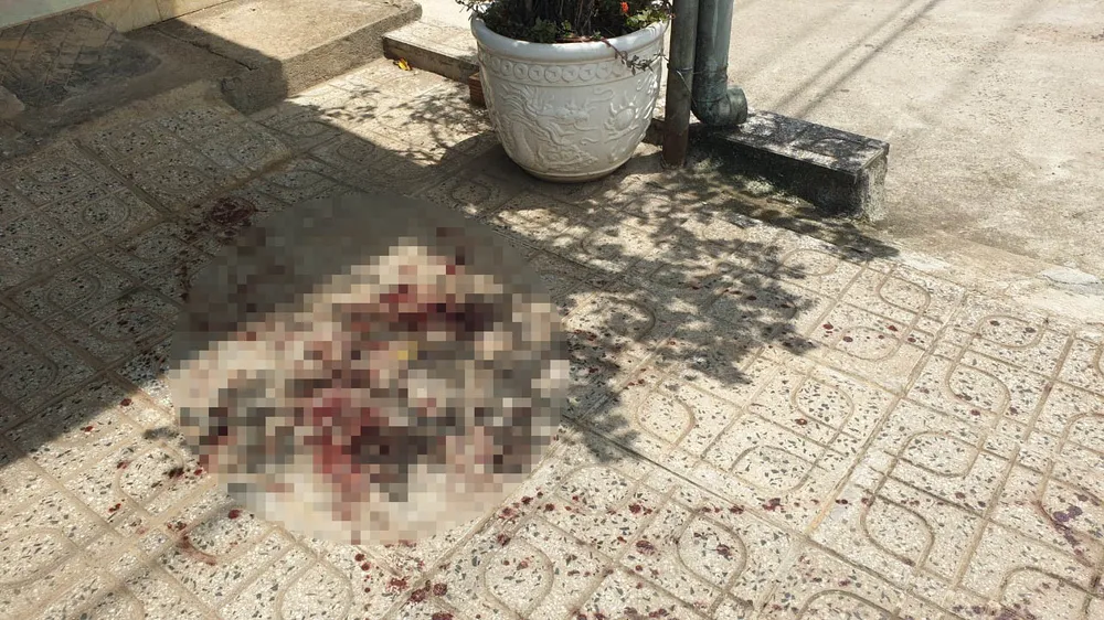 Hiện trường còn vết máu của nạn nhân khi bị đối tượng lạ dùng dao đâm bị thương