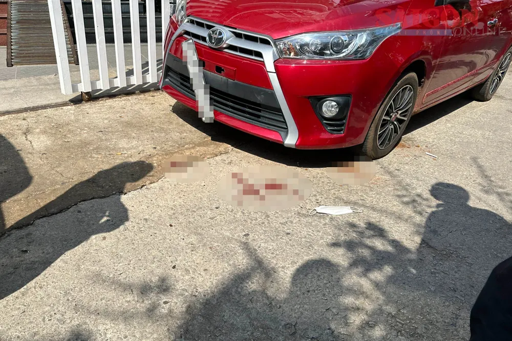 Vết máu dính trên mặt đường tại khu vực xảy ra ẩu đả. Ảnh: Đ.K.