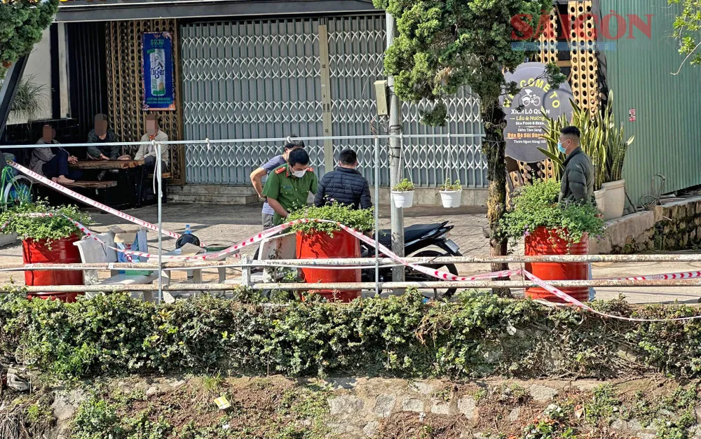 Cơ quan chức năng khám nghiệm hiện trường sáng 6-5. Ảnh: Đ.K.