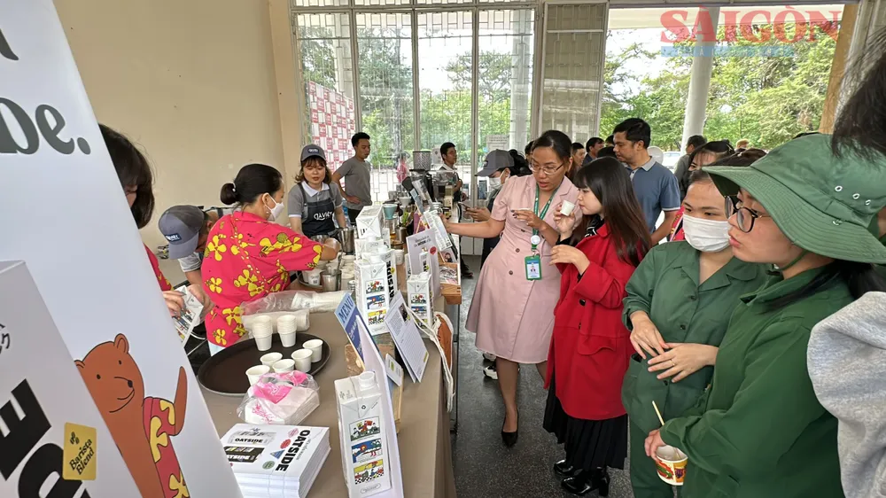 Đông đảo người dân tới theo dõi cuộc thi và thưởng thức các loại cà phê Arabica. Ảnh: Đ.K