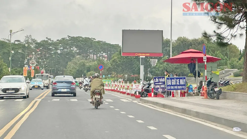 Dù bạt vẫn được căng tại bãi giữ xe phía trước Quảng trường Lâm Viên - Đà Lạt, chắn lối dành cho người khuyết tật (ảnh chụp chiều 16-5). Ảnh: Đ.K.