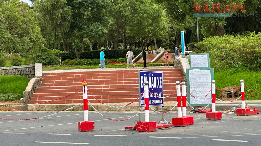 Lối lên Công viên Yersin, TP Đà Lạt hiện vẫn bị rào lại bởi bãi giữ xe có thu phí (ảnh chụp chiều 16-5). Ảnh: Đ.K.