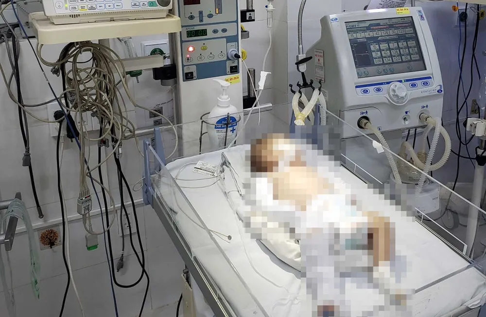 Bệnh nhi N.N.T.C. đang được tích cực theo dõi, chữa trị