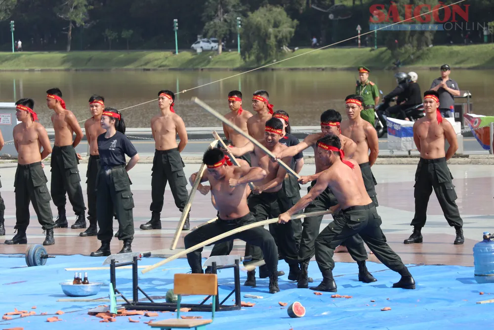 Màn trình diễn của chiến sĩ Bộ Tư lệnh Cảnh sát cơ động thực hiện. Ảnh: ĐOÀN KIÊN