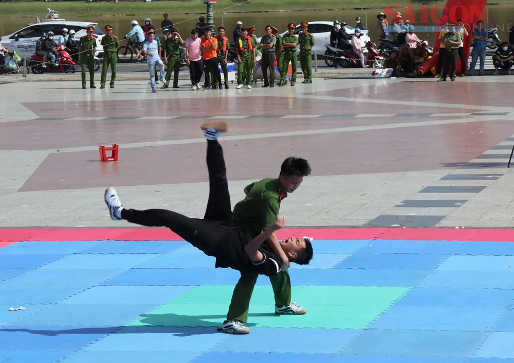 Chiến sĩ quyết tâm trong phần thi. Ảnh: ĐOÀN KIÊN