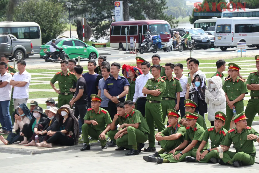 Nhiều người dân và du khách có mặt tại quảng trường Lâm Viên – Đà Lạt theo dõi hội thi. Ảnh: ĐOÀN KIÊN