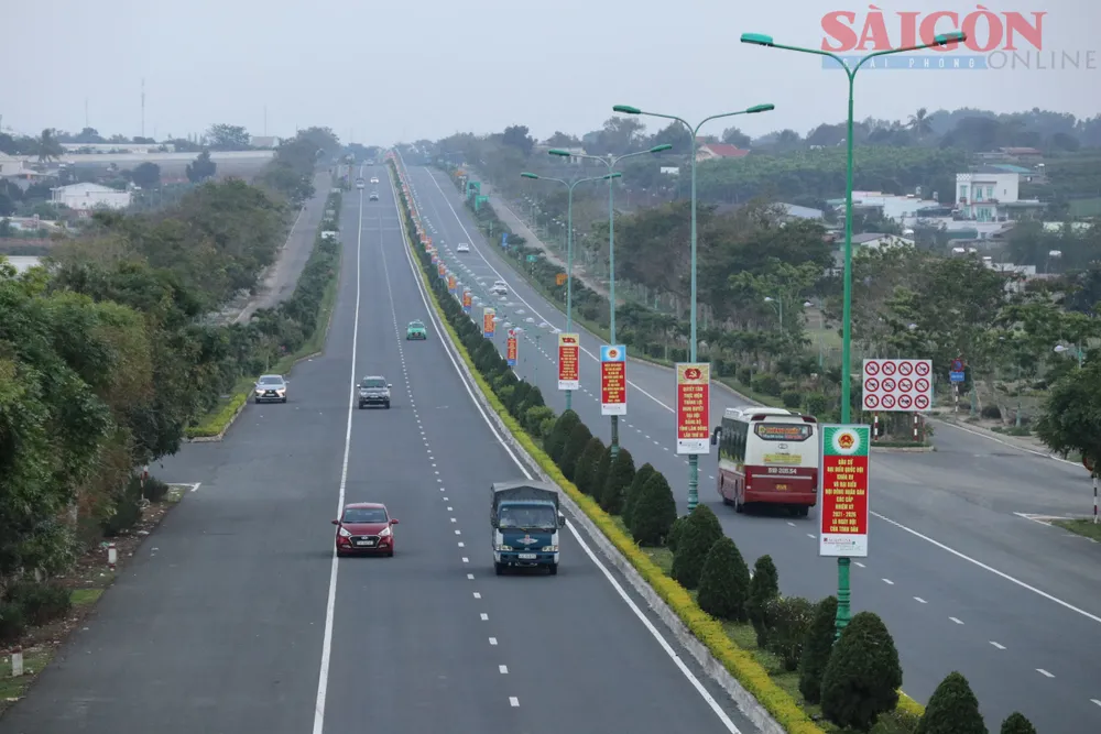 Hiện mới chỉ có 2 đoạn đầu tuyến cao tốc Liên Khương - Prenn được làm đường gom dân sinh. Ảnh: ĐOÀN KIÊN Hiện mới chỉ có 2 đoạn đầu tuyến cao tốc Liên Khương - Prenn được làm đường gom dân sinh. Ảnh: ĐOÀN KIÊN