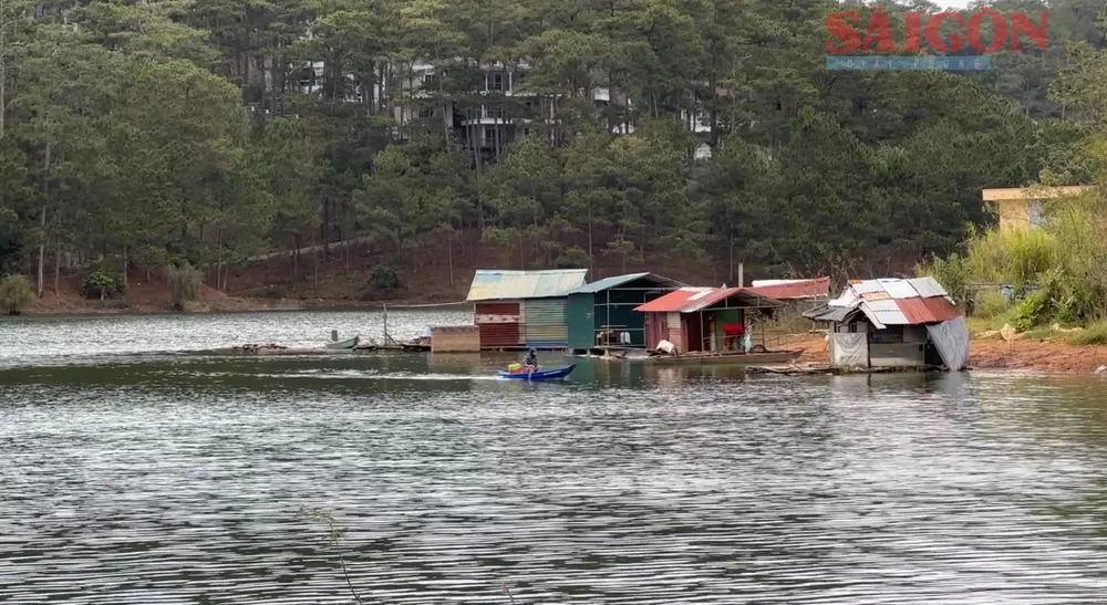 Nhà nổi trên hồ Tuyền Lâm, TP Đà Lạt. Ảnh: ĐOÀN KIÊN