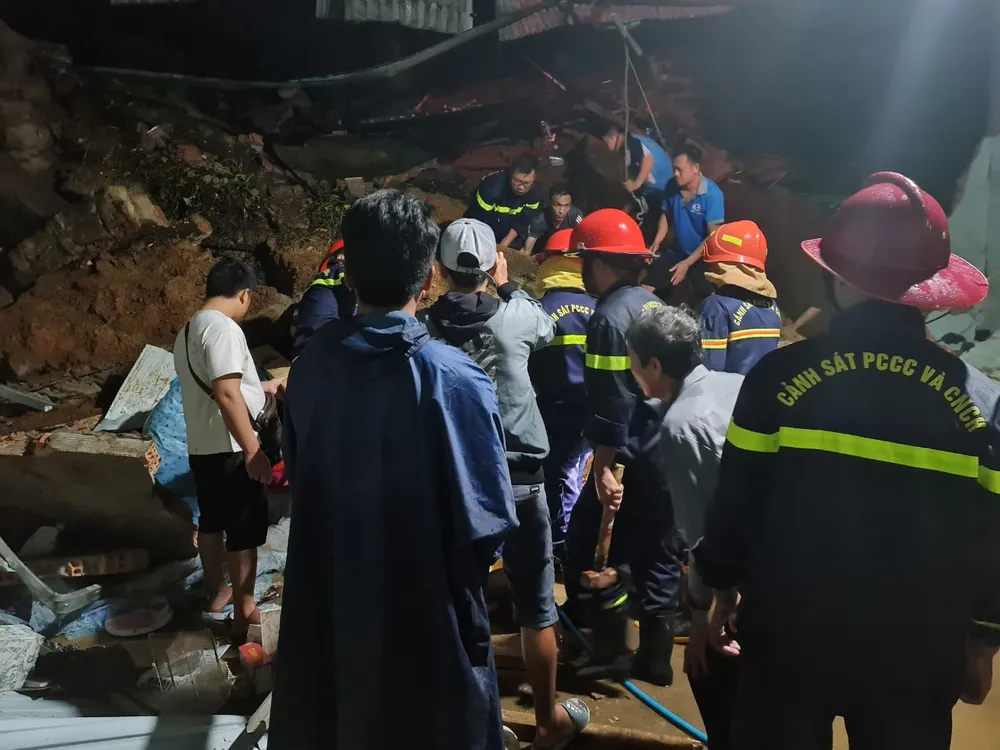 Lực lượng cứu hộ tìm kiếm nạn nhân bị vùi lấp