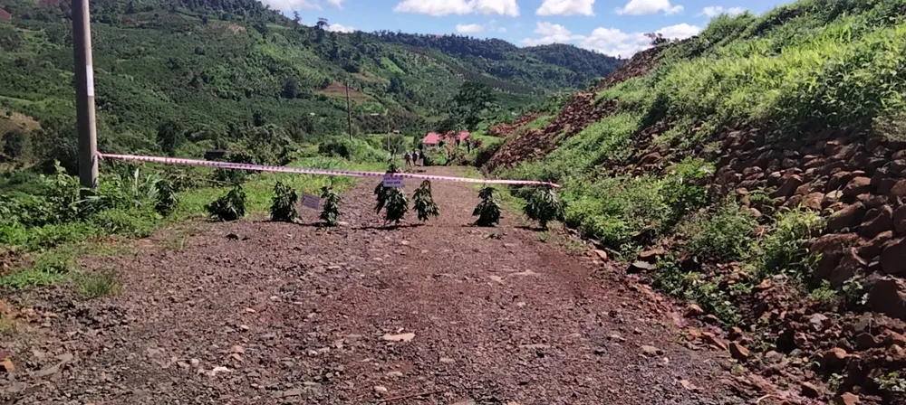 Cơ quan chức năng phong toả hiện trường khu vực sạt lở