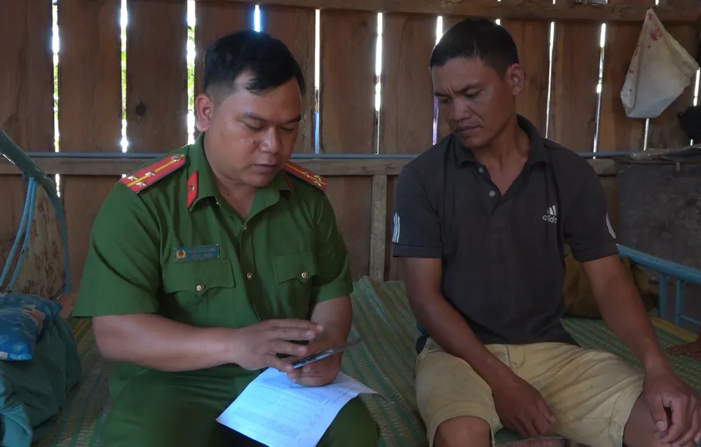 Lực lượng công an xuống vùng đồng bào DTTS hướng dẫn người dân tạo tài khoản định danh điện tử Lực lượng công an xuống vùng đồng bào DTTS hướng dẫn người dân tạo tài khoản định danh điện tử