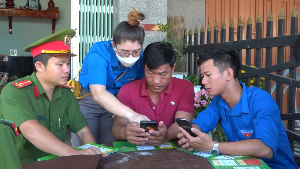 Công an tỉnh Lâm Đồng phối hợp các đoàn thể xuống cơ sở hướng dẫn người dân tạo tài khoản định danh điện tử Công an tỉnh Lâm Đồng phối hợp các đoàn thể xuống cơ sở hướng dẫn người dân tạo tài khoản định danh điện tử