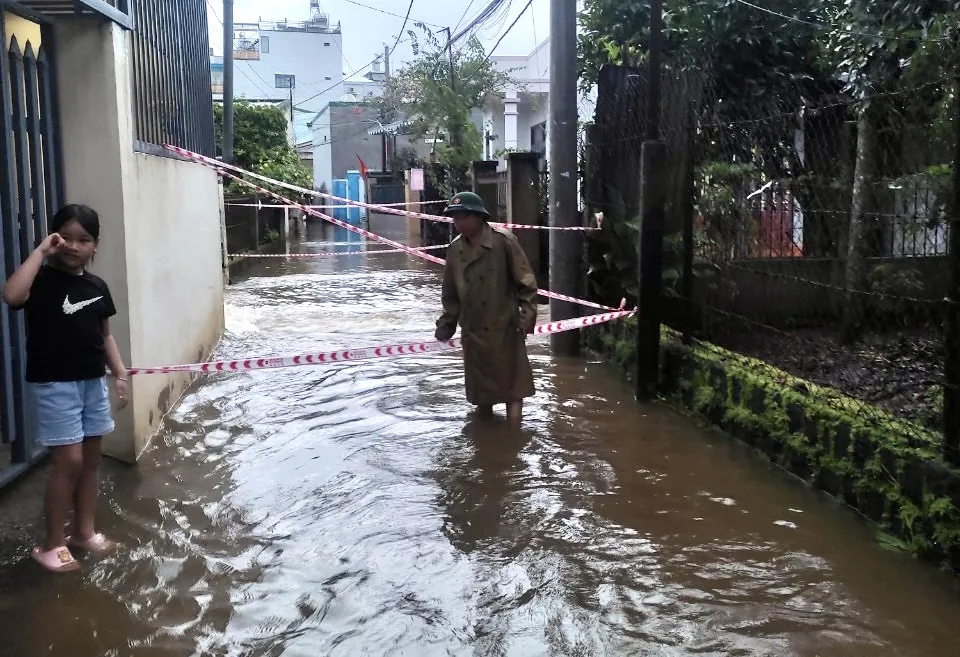 Cơ quan chức năng giăng dây cảnh báo khu vực nguy hiểm khi nước chảy xiết Cơ quan chức năng giăng dây cảnh báo khu vực nguy hiểm khi nước chảy xiết