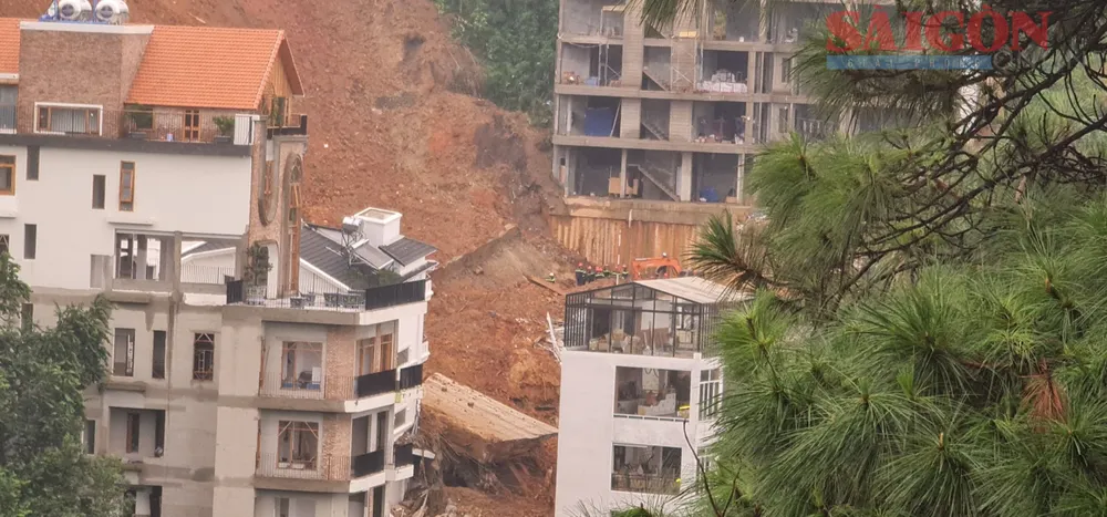 Lực lượng cứu hộ được điều động đến hiện trường từ rạng sáng để tham gia công tác cứu hộ