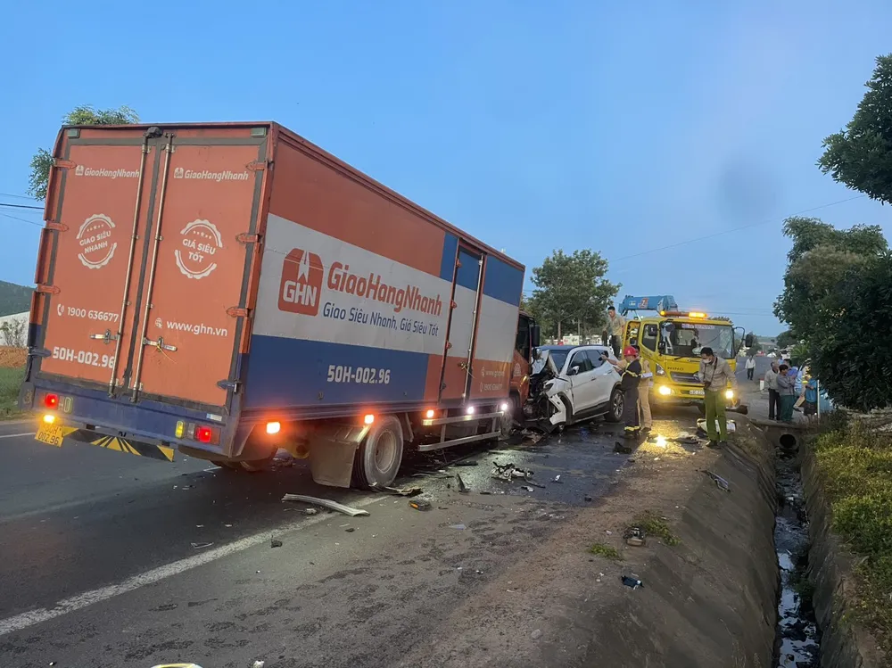 Tại hiện trường, xe ô tô du lịch lao hẳn sang làn đối diện