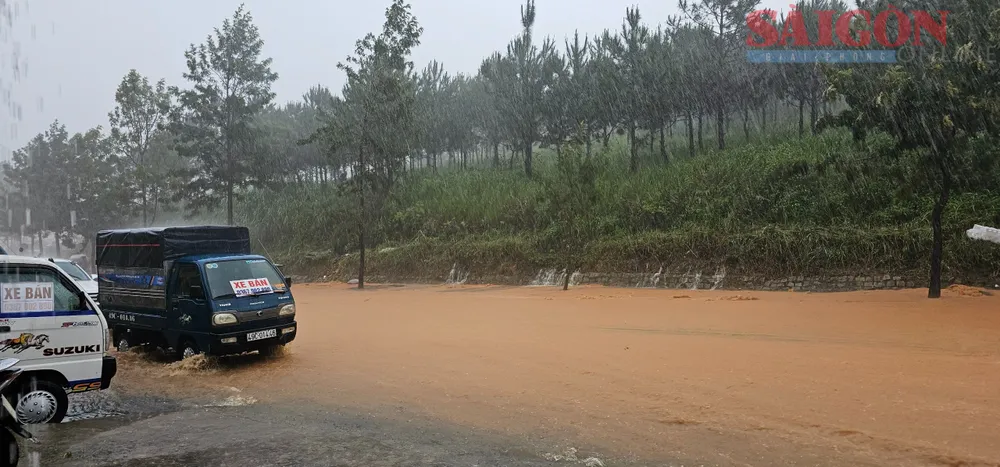 Và ngập tại đường Xô Viết Nghệ Tĩnh. Ảnh: ĐOÀN KIÊN