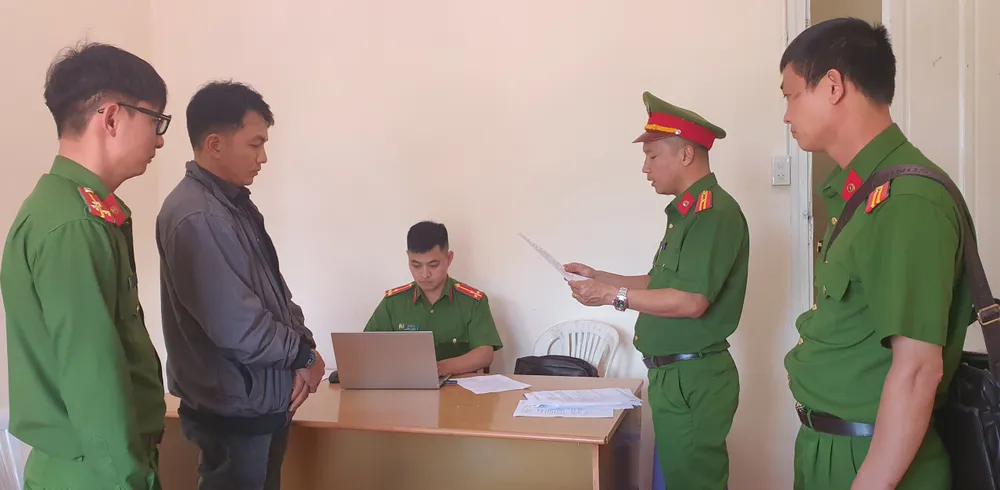 Cơ quan công an tống đạt quyết định khởi tố vụ án, khởi tố bị can đối với Nguyễn Tường Khoa