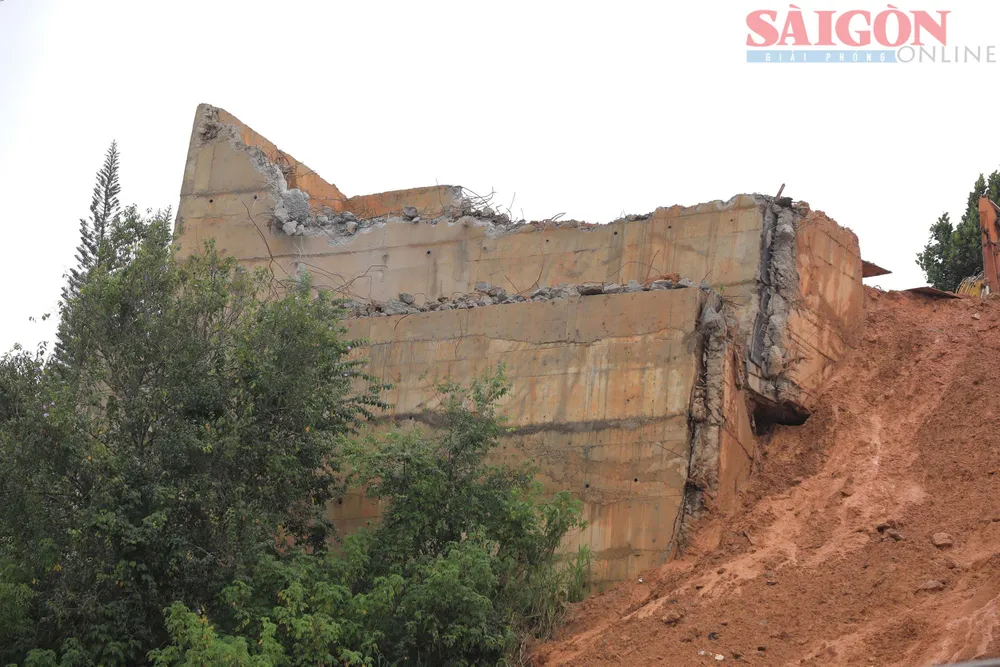 Một đoạn taluy đang được tháo dỡ sau khi xảy ra sạt trượt