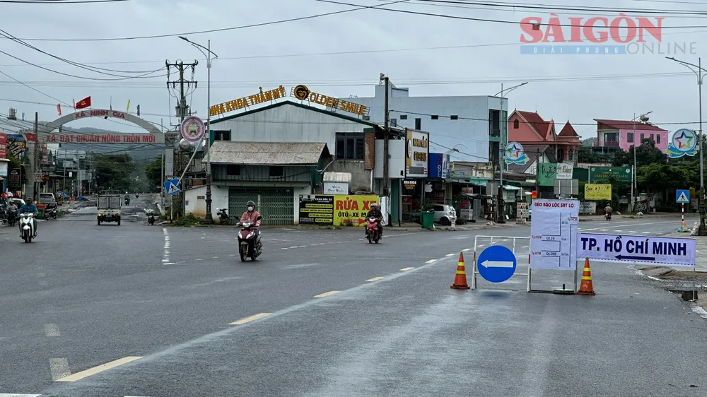 Cơ quan chức năng tỉnh Lâm Đồng phân luồng phương tiện đi TPHCM qua các quốc lộ 28 và 28B. Ảnh: ĐOÀN KIÊN