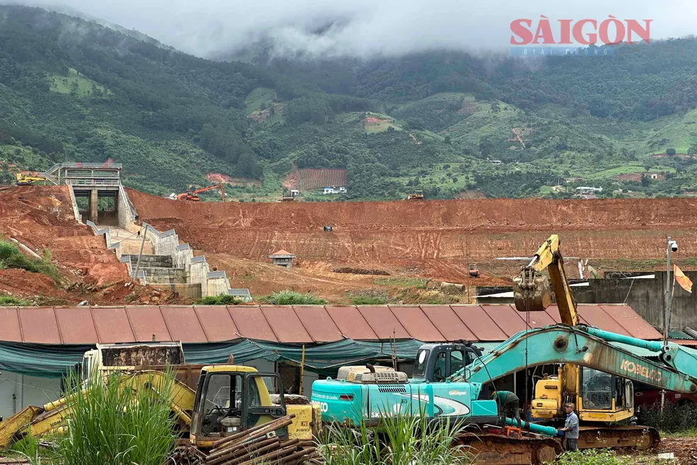 Hồ chứa nước Đông Thanh là dự án trọng điểm huyện Lâm Hà, có tổng số vốn đầu tư 495 tỷ đồng, với diện tích lòng hồ là 25,3ha, diện tích thu hồi là 37ha. Dự án hoàn thành sẽ phục vụ nước sinh hoạt cho 7.500 hộ trên địa bàn. Ảnh: ĐOÀN KIÊN
