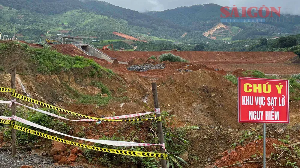 Được biết, tình trạng sạt lở tại đây diễn ra từ đầu tháng 7-2023, trong đó ảnh hưởng tới 500m đường giao thông, đến nay vẫn tiếp diễn. Ảnh: ĐOÀN KIÊN