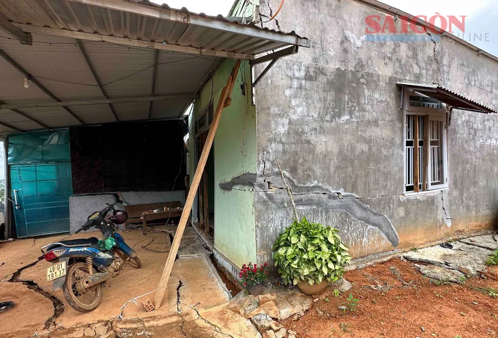 Cách đó không xa, căn nhà của ông Đỗ Văn Tái (xã Đông Thanh) đã bị hư hỏng hoàn toàn. Theo UBND huyện Lâm Hà, có 9 hộ dân bị ảnh hưởng với 53.800m2 diện tích sản xuất nông nghiệp và nhà ở. Ảnh: ĐOÀN KIÊN