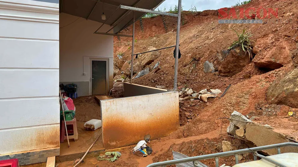 Đất đồi quanh khu vực bị sạt lở, đổ vào nhà người dân. Ảnh: ĐOÀN KIÊN