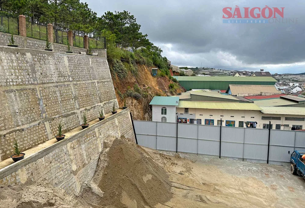 Tại Đà Lạt, không thiếu những công trình có bờ taluy cao. Ảnh: ĐOÀN KIÊN