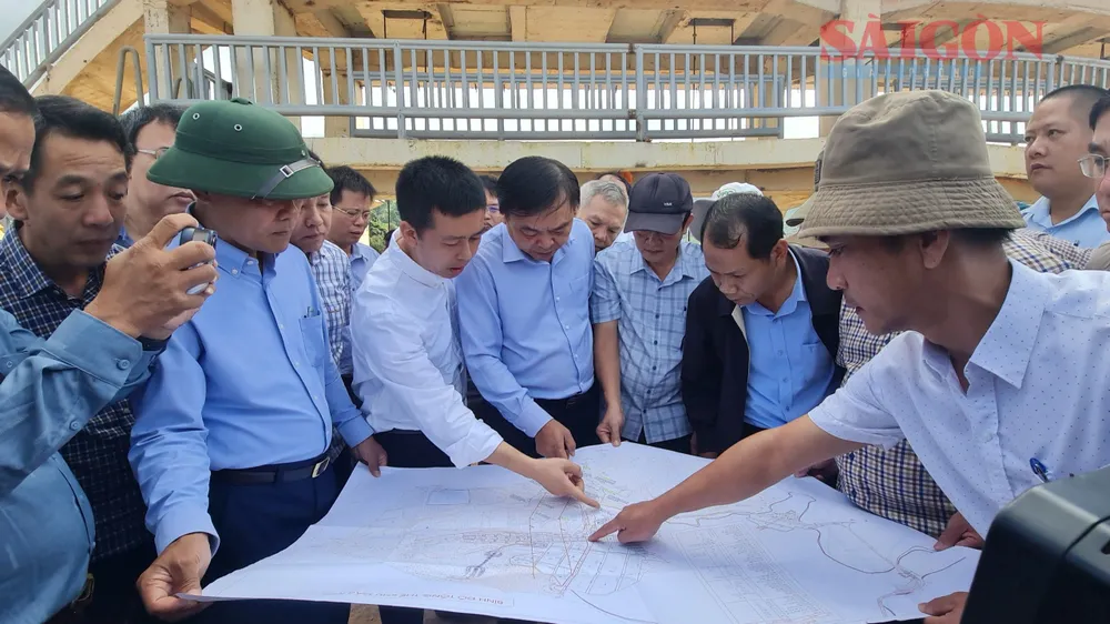 Đoàn công tác kiểm tra tại hiện trường công trình hồ Đông Thanh Đoàn công tác kiểm tra tại hiện trường công trình hồ Đông Thanh