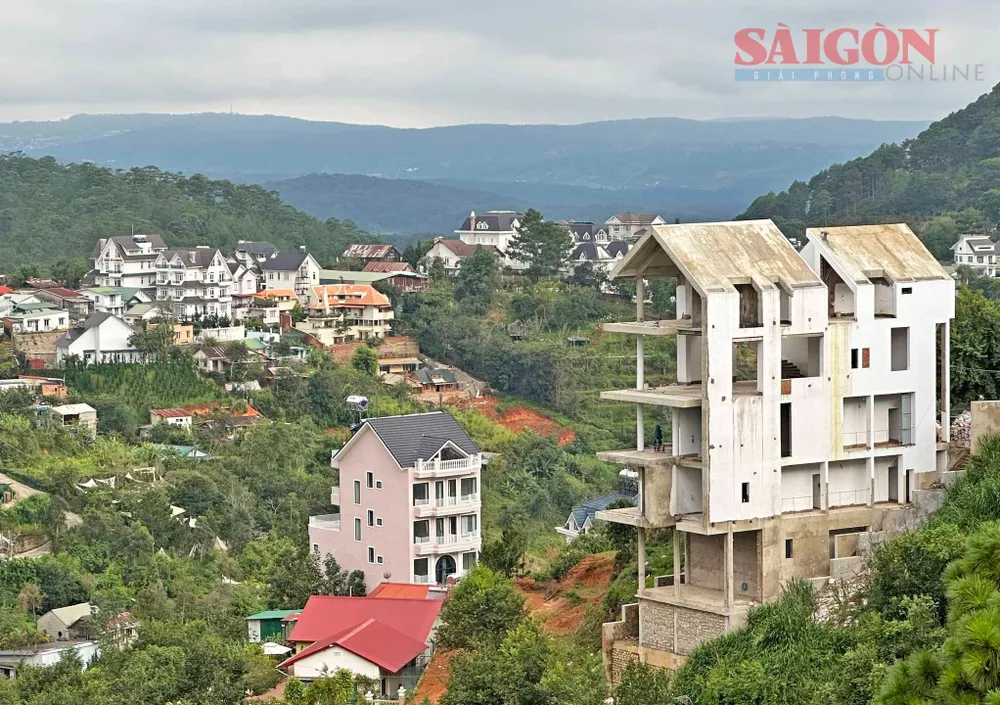 Một công trình đang xây dựng nằm sát vách sườn núi tại TP Đà Lạt. Ảnh: ĐOÀN KIÊN Một công trình đang xây dựng nằm sát vách sườn núi tại TP Đà Lạt. Ảnh: ĐOÀN KIÊN
