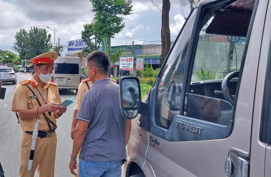 Lực lượng CSGT Công an tỉnh Lâm Đồng tuần tra, kiểm soát trên Quốc lộ 20 Lực lượng CSGT Công an tỉnh Lâm Đồng tuần tra, kiểm soát trên Quốc lộ 20