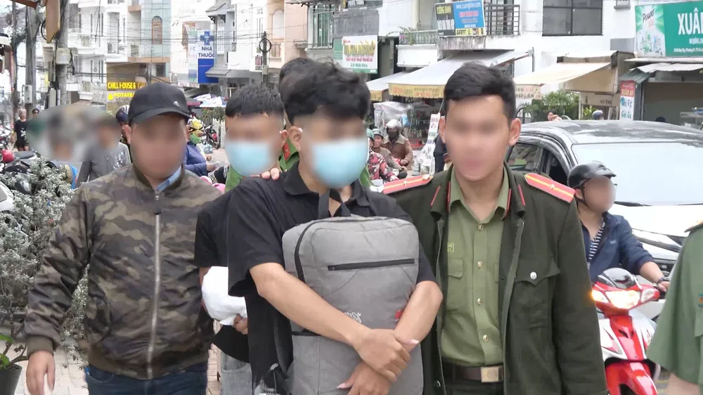 L.G.B và P.V.T (cùng sinh năm 2003, trú tại tỉnh Bình Định) bị cơ quan công an bắt quả tang với hàng ngàn danh thiếp, tờ rơi chưa kịp phát tán