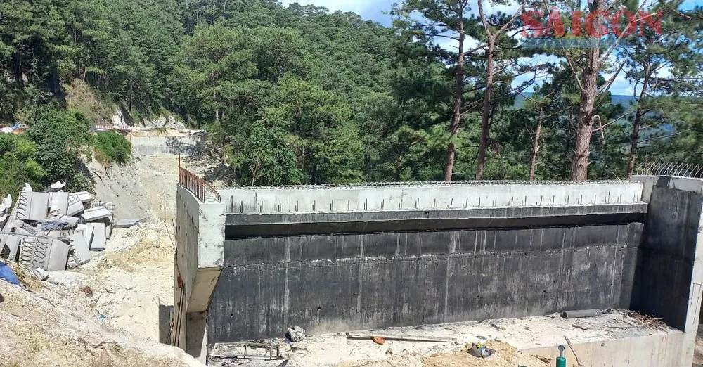 Một cây cầu đang trong giai đoạn làm trụ. Ảnh: ĐOÀN KIÊN