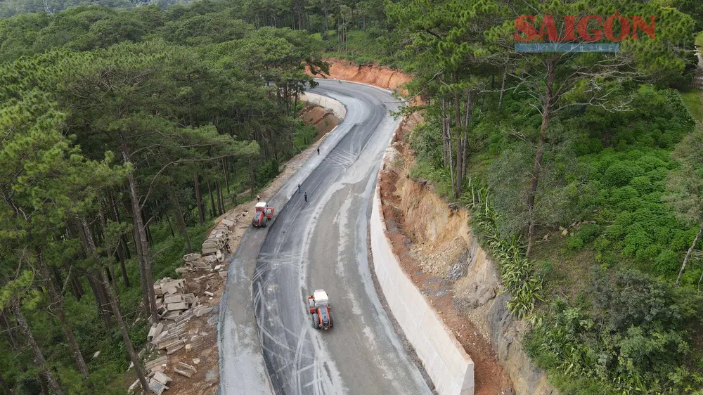 Theo phương án thiết kế kỹ thuật, nền đường được mở rộng từ 9m lên 15,5m; trong đó mặt đường rộng 14,5m, lề gia cố 2 bên mỗi bên rộng 0,5m. Ảnh: ĐOÀN KIÊN