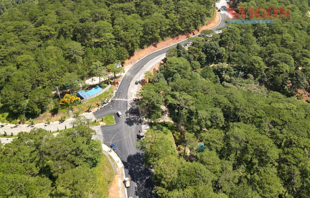 Khu vực nút giao vào hồ Tuyền Lâm dần hoàn thiện. Ảnh: ĐOÀN KIÊN