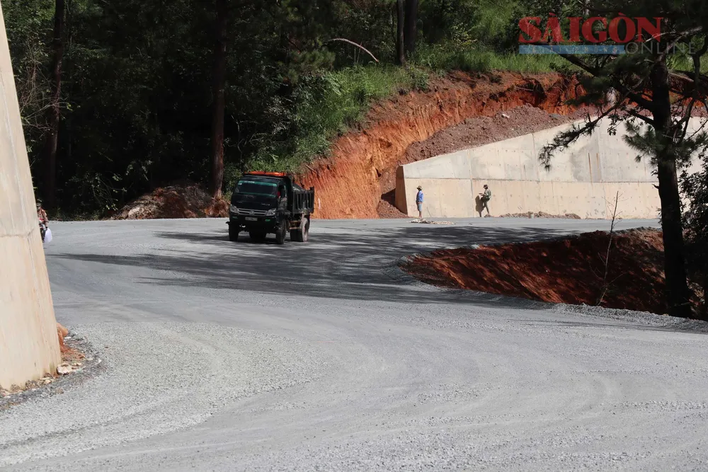 Một số đoạn vẫn chưa thi công bờ taluy âm. Ảnh: ĐOÀN KIÊN