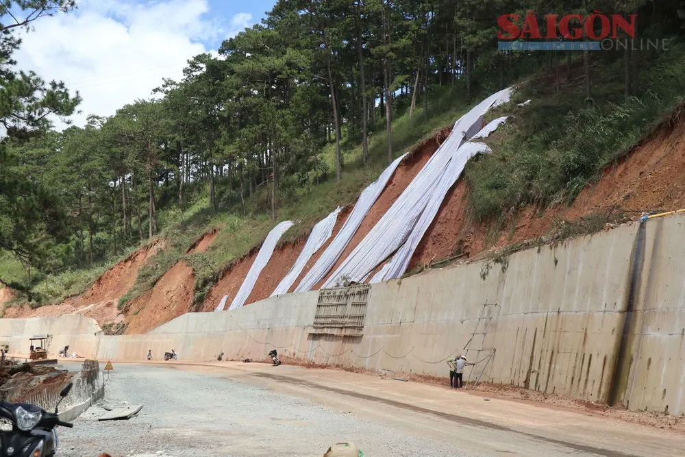 Một vài vị trí xuất hiện sạt lở, ảnh hưởng đến tiến độ dự án. Ảnh: ĐOÀN KIÊN