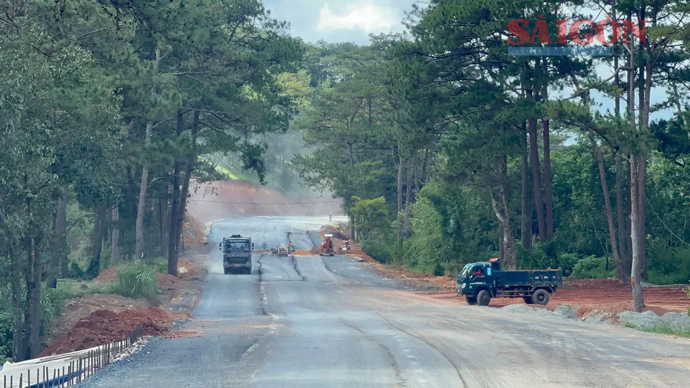 Các công nhân đang gấp rút hoàn thiện công trình. Ảnh: ĐOÀN KIÊN