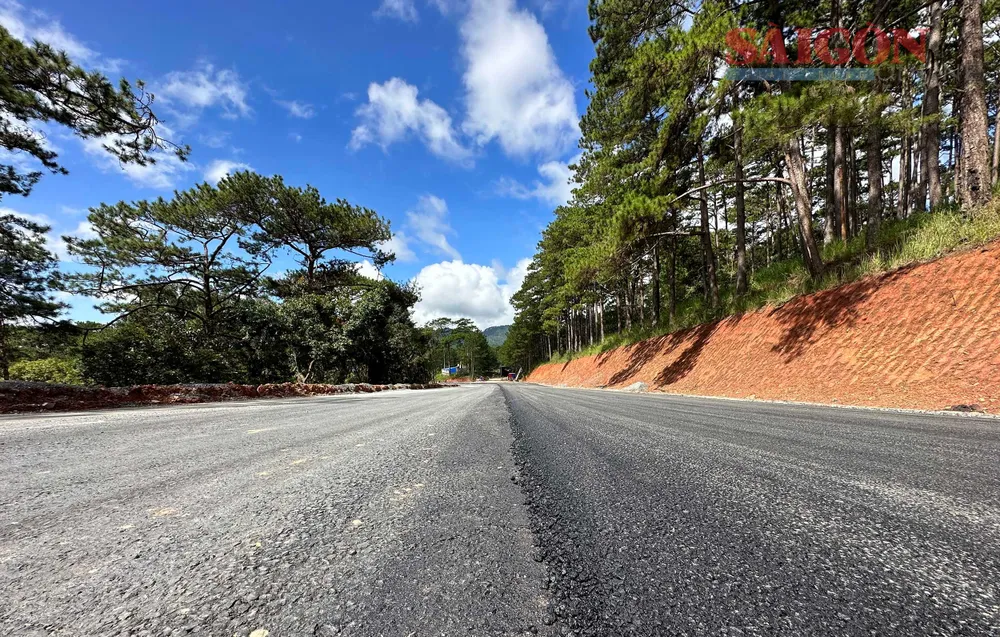 Nhiều đoạn đã được thảm nhựa một phần. Ảnh: ĐOÀN KIÊN