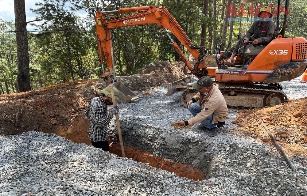 Công nhân làm hệ thống ngầm hóa đường điện trước khi thảm nhựa. Ảnh: ĐOÀN KIÊN