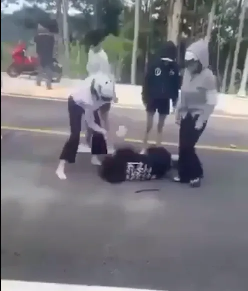 Cô gái bị nhóm người đánh tập thể. Ảnh chụp lại từ video