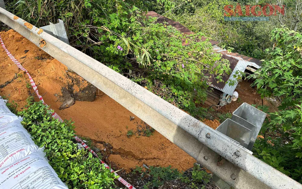 Điểm sạt lở ngay phía trên khu vực chòi gỗ của người dân. Ảnh: ĐOÀN KIÊN Điểm sạt lở ngay phía trên khu vực chòi gỗ của người dân. Ảnh: ĐOÀN KIÊN