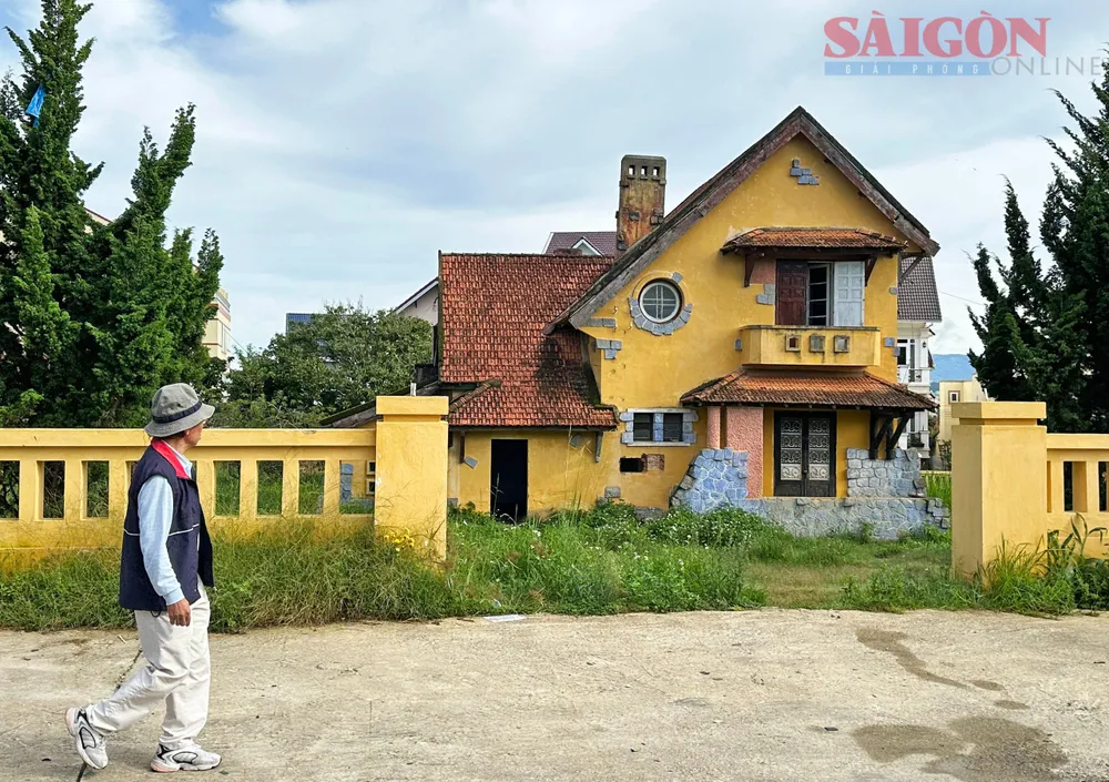 Cụm biệt thự cổ 1, 3, 5, 7 Cô Giang được giao cho nhà đầu tư từ lâu để làm khu nghỉ dưỡng nhưng đến nay vẫn chưa triển khai và ngày càng xuống cấp. Ảnh: ĐOÀN KIÊN Cụm biệt thự cổ 1, 3, 5, 7 Cô Giang được giao cho nhà đầu tư từ lâu để làm khu nghỉ dưỡng nhưng đến nay vẫn chưa triển khai và ngày càng xuống cấp. Ảnh: ĐOÀN KIÊN