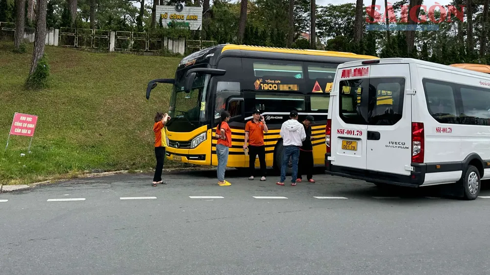 Một nhà xe sử dụng xe trung chuyển đến trước cổng khách sạn trên đường Yersin, phường 10, TP Đà Lạt để đón khách. Ảnh: ĐOÀN KIÊN