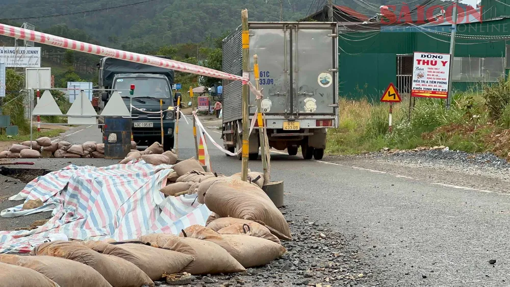 Các phương tiện hiện chỉ lưu thông trên một làn đường. Ảnh: ĐOÀN KIÊN